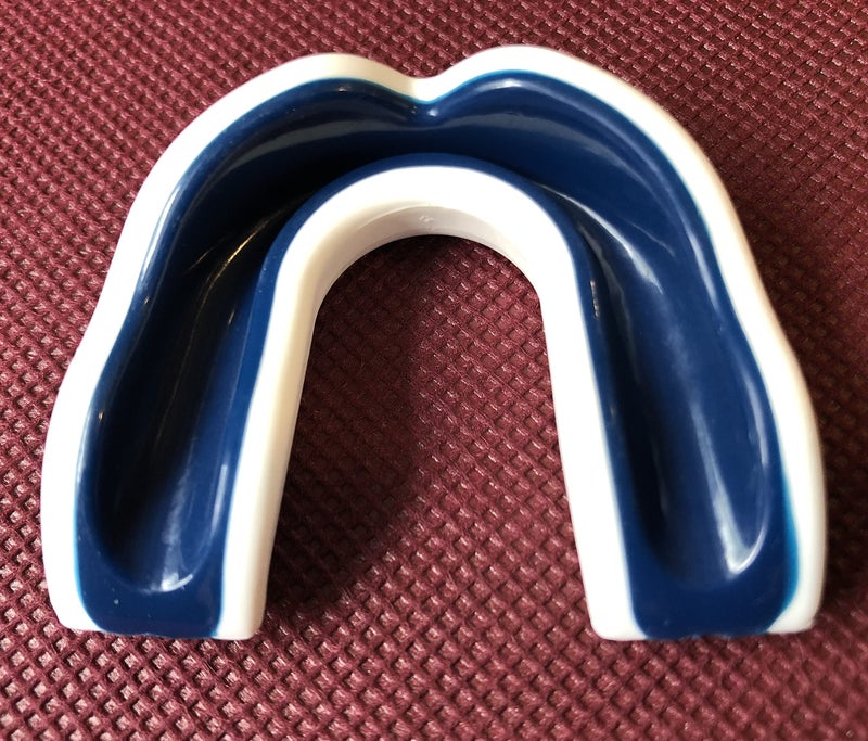 Oral Mart حارس الفم للأطفال من أورال مارت باللونين الأبيض والأزرق الداكن للرياضات - حارس فم للشباب للكاراتيه، كرة القدم، فنون القتال، التايكوندو، الملاكمة، الرجبي، BJJ، موياي تاي، كرة القدم، الهوكي (مع علبة مجانية) - Image 3